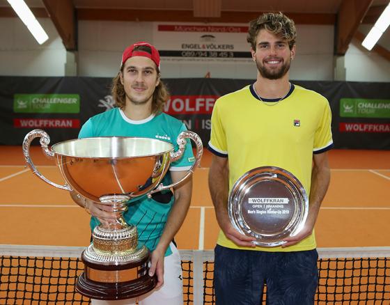 Sieger Lukas Lacko (links) und Finalist Maxime Cressy bei der Siegerehrung im Herren-Einzel. Foto: Jürgen Hasenkopf