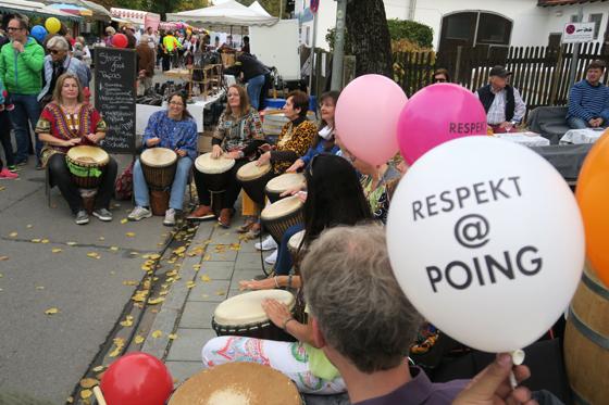 Mit einem durchaus geräuschvollen Auftritt hat die Aktionsgruppe Respekt@Poing beim Poinger Marktsonntag auf sich aufmerksam gemacht. Foto: Lorenz Hansen