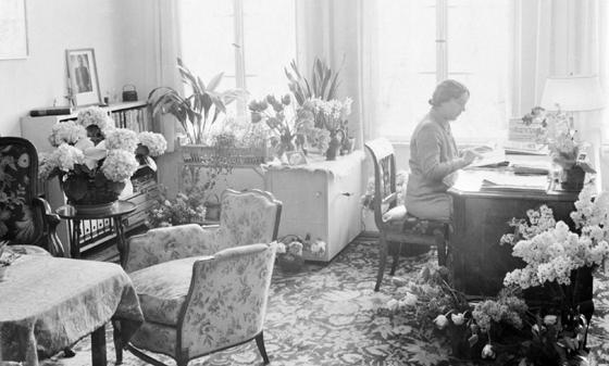 Liesl Karlstadt in ihrer neuen Wohnung Maximilianstraße 24, 1939. Foto: Valentin-Karlstadt-Musäum