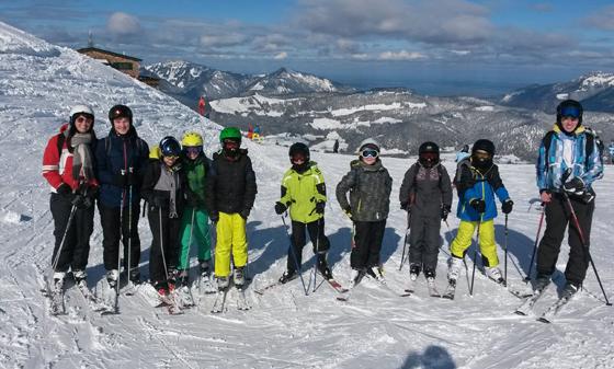 Fünf Tage Schnee-Spaß auf Skiern oder Snowboard bieten die beiden Winter-Camps in Frasdorf und im tschechischen Klínovec für Kinder und Jugendliche bis 14 Jahren. Foto: KJR
