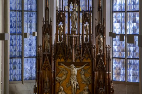 Auf Basis von mehr als 1.000 Röntgenaufnahmen hat der Künstler Christoph Brech fünf Chor- und zwei Oratorienfenster für die Heilig-Kreuz-Kirche geschaffen. Foto: Wolfgang Pulfer