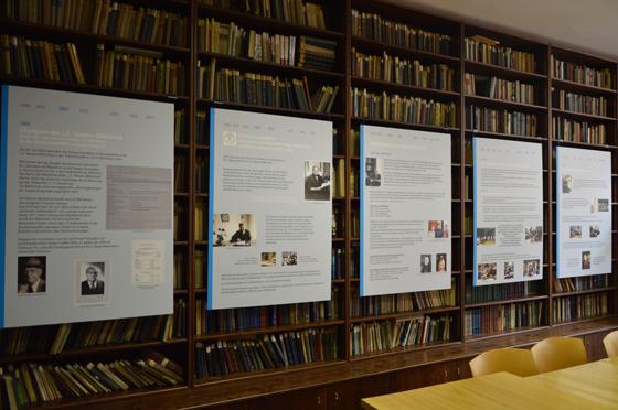 Blick in die Tolstoi-Bibliothek und die Ausstellung über ihre Geschichte. Foto: VA