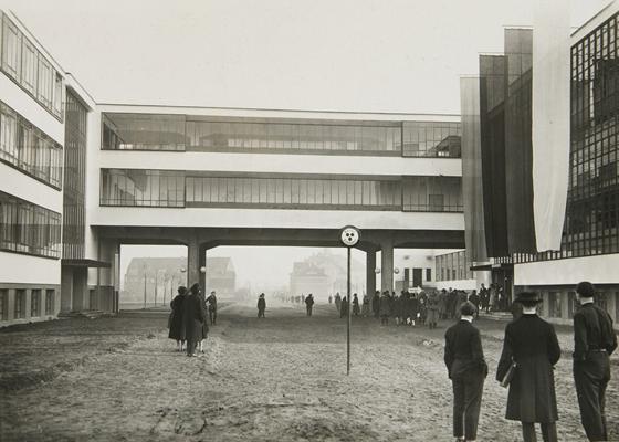 Bild von 1926: Haupteingang ins Bauhaus Dessau. Foto: VA