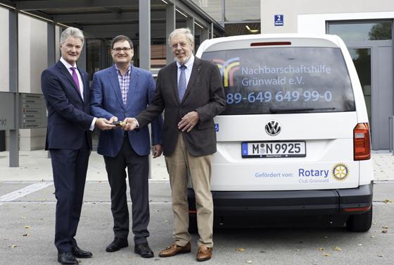 Die Präsidenten des Rotary Clubs Grünwald, Volker Gerlach und Prof. Dr. Klaus Friese übergaben an Axel Schmitt von der NbH Grünwald einen gesponserten Kleintransporter. Foto: VA