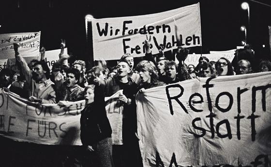 Die Massenflucht von DDR-Bürgern aus Ungarn und der CSSR im Sommer 1989 veranlasst immer mehr Menschen in der DDR, auf die Straße zu gehen und gegen die Politik des SED-Regimes zu protestieren. Foto: Harald Kirschner