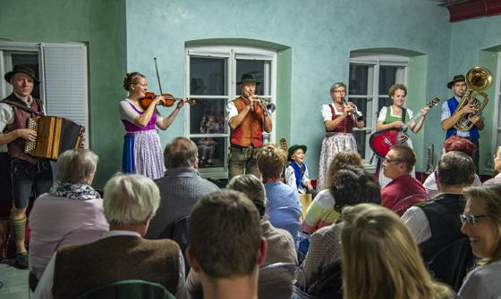 Die Musikfamilie Ernst aus Schwindkirchen gibt am Sonntag ein Konzert im Wasserschloss. Foto: Bodo Gsedl