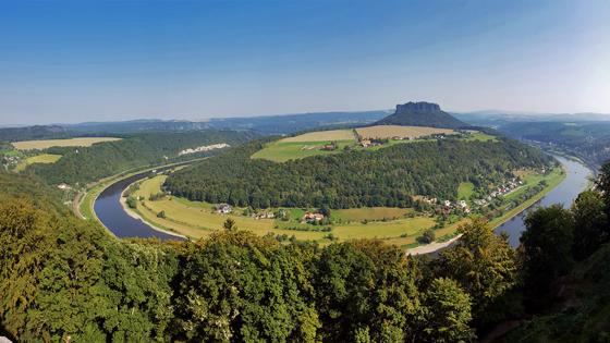 Die Elbschleife bei Königstein: Der Fluß ist mit 1.100 km der drittlängste Strom Deutschlands. Foto: Robert Kristen