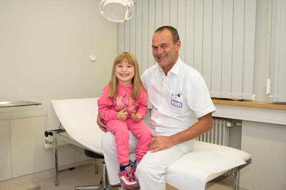 Alles wieder gut. Die kleine Sofia kann beim Kontrolltermin nach ihrem Schulwegunfall strahlen. Dr. Artur Klaiber ist mit dem Heilungsfortschritt zufrieden. Foto: Kreisklinik