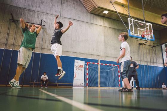 Unter der Schirmherrschaft des ehemaligen NBA-Stars Dirk Nowitzki (links) sind Kinder ab sechs Jahren und Jugendliche aus allen Stadtteilen sind zum 90-minütigen Basketballtraining eingeladen. Foto: Philipp Reihnhard