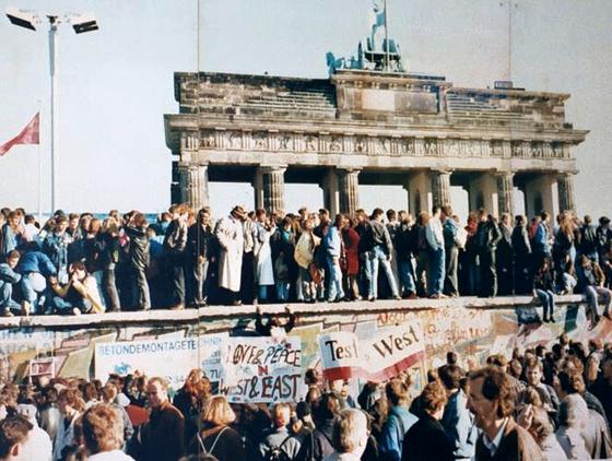 Von der Nacht des 9. bis zum Morgen des 11. Novembers hielt eine feiernde Menschenmenge die Mauer am Brandenburger Tor besetzt. Zum 30. Jahrestag des Mauerfalls organisiert die vhs Grafing und Vaterstetten einen Vortragsabend.  Foto: CC BY-SA 3.0