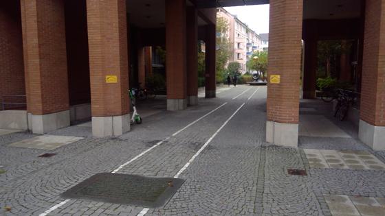 An der Stelle, wo Georg Elsers Bombe am 8. November 1939 im damaligen Bürgerbräukeller explodierte, ist heute eine Gedenkplatte in den Boden eingelassen. Foto: bs, gem