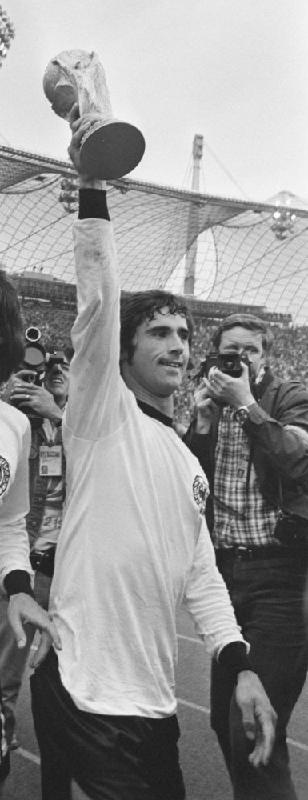 Gerd Müller 1974 mit dem Weltmeisterpokal. Foto: NL-HaNa, ANEFO, CC BY-SA 3.0