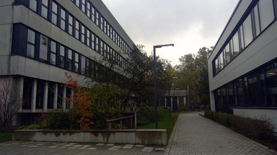 Das staatliche Wilhelm-Hausenstein-Gymnasium in der Elektrastraße wurde 1970 gegründet, ist aber längst zu klein. 2023 soll die Schule in einen Neubau umziehen. Foto: bs