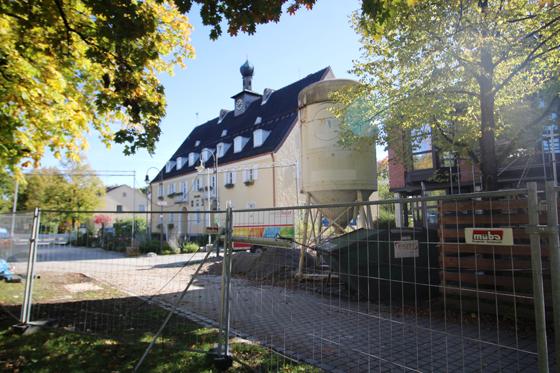 Der herbstliche Sonnenschein trügt. Die Planungen um den Rathausneubau samt Sanierung in Neubiberg sind nach dem jüngsten Votum des Gemeinderates zumindest gefährden. Foto: RedHe