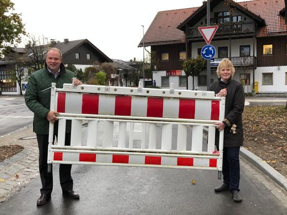 Bürgermeisterin Ursula Mayer und Landrat Christoph Göbel eröffneten am Montag gemeinsam den neuen Kreisverkehr in der Münchner Straße, Ecke Rosenheimer Straße.  Foto: hw