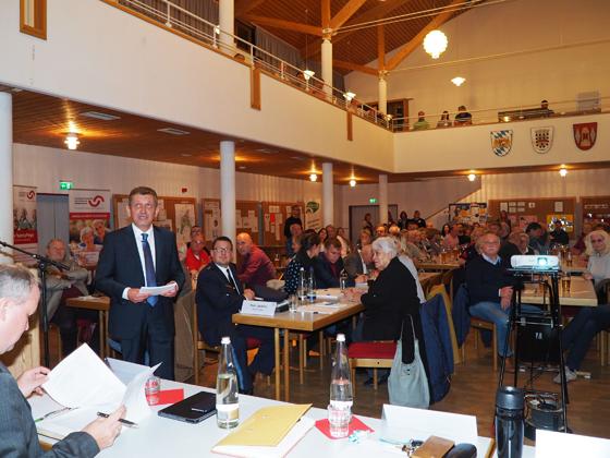 Bürgermeister Klaus Korneder berichtet über die Entwicklungen der Gemeinde auf der Grasbrunner Bürgerversammlung. Foto: privat