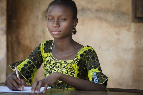 Ein Mädchen im Senegal. Wie wachsen Kinder in dem westafrikanischen Land auf? Foto: Riccardo Mayer