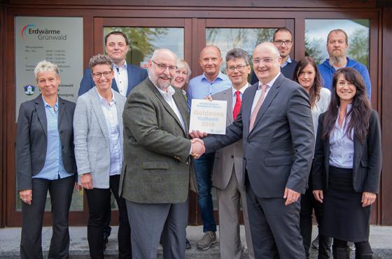 2. Bürgermeister Stephan Weidenbach gratulierte dem Team der Erdwärme Grünwald für den herausragenden Erfolg. Foto: VA
