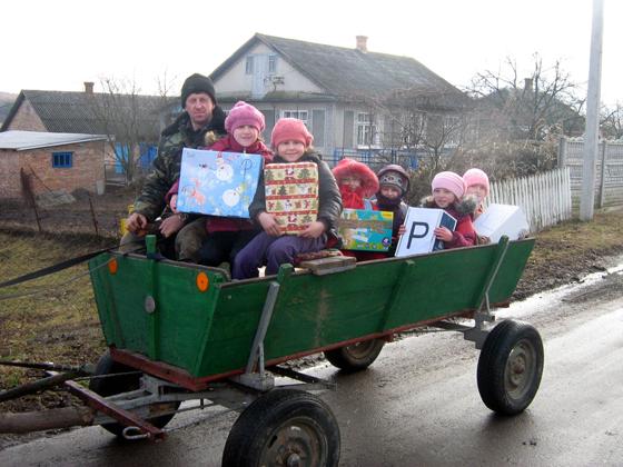 Große Freude bereiten die Nikolauspäckchen von "Mütter gegen Atomkraft". Foto: VA