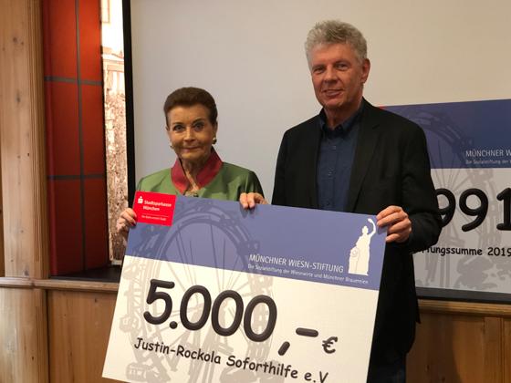 Gisela Rockola, Vorsitzende der Justin-Rockola-Soforthilfe erhielt von Oberbürgermeister Dieter Reiter einen Spendenscheck in Höhe von 5.000 Euro.  Foto: hw