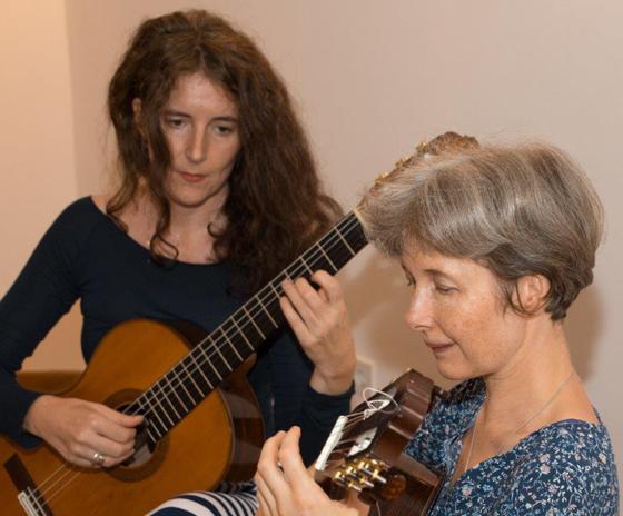 Die Musikerinnen Nicolette Landgraf und Naja Offinger zu Gast im Dompfaff. Foto: VA