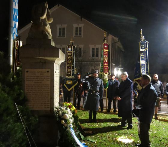 Kranzniederlegung am Vaterstettener Kriegerdenkmal am Volkstrauertag durch Wilhelm Reitsberger (rechts) und Günter Pritzl (links). Foto: Wolfgang Scheuren