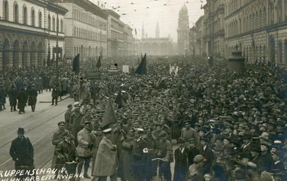 Truppenschau am 22.4.1919, als die 2. Räterepublik ausgerufen wird. Foto: VA