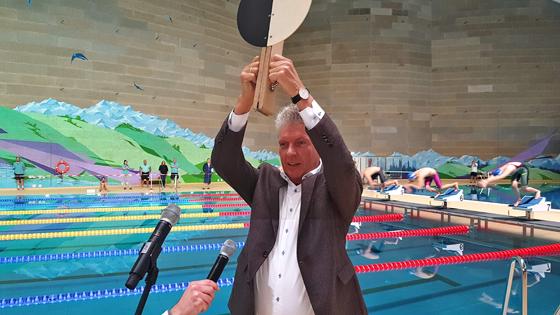 Oberbürgermeister Dieter Reiter gab den Startschuss für die Eröffnung der sanierten Schwimmhalle. Foto: Robert Bösl