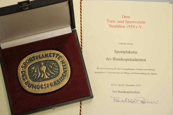 Sportplakette des Bundespräsidenten mit Urkunde. Foto: TSV Neufahrn