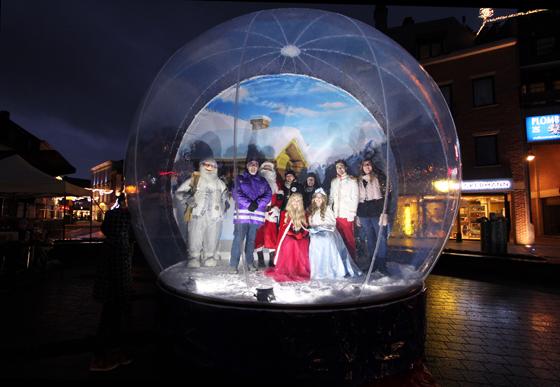 Eine begehbare Schneekugel wird sicherlich ein Magnet auf dem Taufkirchner Christkindlsmarkt werden. Foto: VA
