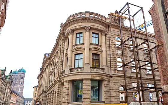 Die historischen Gebäude in der Kardinal-Faulhaber-Straße 1 und das Palais Neuhaus-Preysing wurden seit Frühjahr 2019 entkernt. Foto: Bayerische Hausbau / HRSchulz