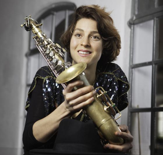 Die junge Saxophonistin Anna Keller kommt mit ihrer Combo nach Grafing. Foto: JBF Fotos