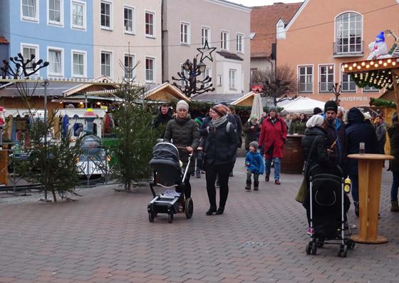 Die Stadt Erding veranstaltet in diesem Jahr erstmals den Christkindlmarkt und die Eiszeit am Schrannen- und Kleinen Platz. Foto: kw