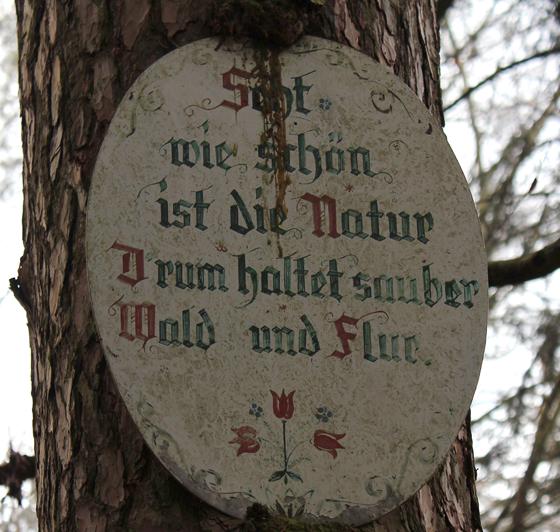 Tafel in einem Waldstück bei Petershausen, Lkr. Dachau. Foto: Andrea Kurzböck