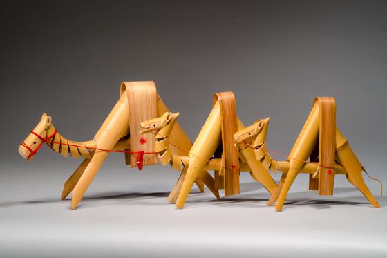 Dromedare aus einer taiwanesischen Bambuskrippe aus Bambusrohr. Foto: Karl-Michael Vetters, Bayerisches Nationalmuseum