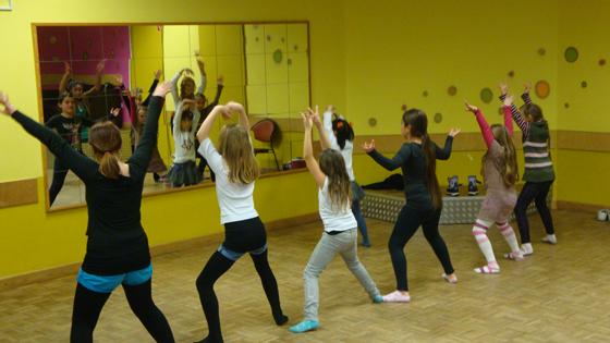 Kreativ ausprobieren und austoben bei Akrobatik, Bodypainting, Musik, Schwarzlichttheater und Hip-Hop-Tanz können sich die Mädchen ganz unter sich beim Mädchenfest des Kreisjugendring München-Stadt. Foto: VA