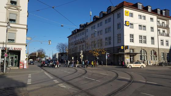 Die SPD in Au-Haidhausen fordert eine Verbreiterung des Fußübergangs am Ostbahnhof zwischen dem Hotel Stadt Rosenheim und dem Supermarkt. F: Partei