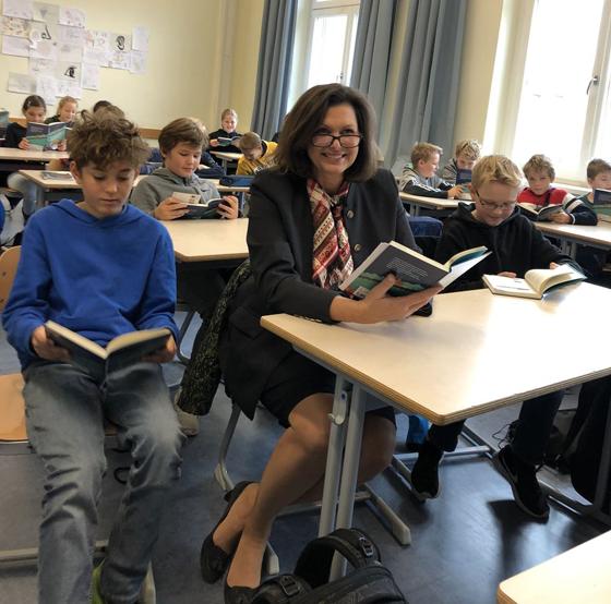 Ilse Aigner las in der Klasse 5c aus einem Jugendbuch vor. Foto: Bayerischer Landtag