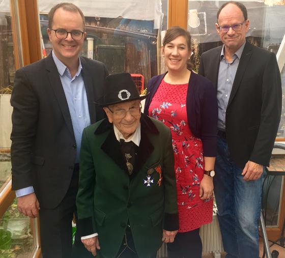 Vizepräsident des Bayerischen Landtags, Markus Rinderspacher gratuliert Otto Kragler, der im kleinen Kreis seinen 95. Geburtstag feierte. Foto: privat