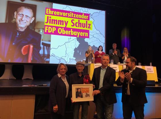 Sehr gerührt nahm Jimmy Schulz im Oktober diesen Jahres die Ehrung und Auszeichnung entgegen, die ihm unter anderem von Sabine Schnarrenberger überreicht wurde. Foto: FDP