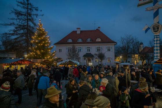 Bunt, besinnlich und gesellig geht es auf dem Haarer Christkindlmarkt auf dem Kirchenplatz auch heuer am 7. Dezember wieder zu. Foto: Gemeinde Haar