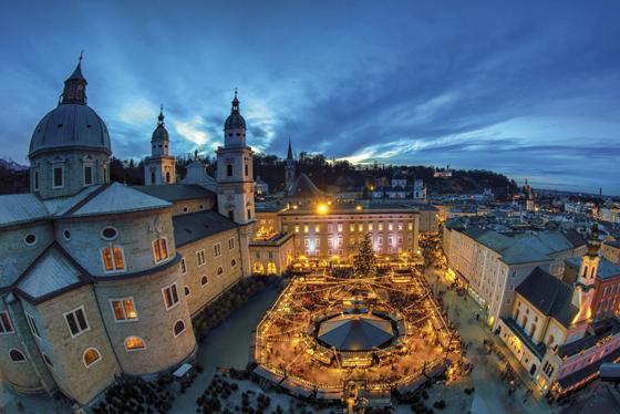 Ein zauberhafter Blick auf den Christkindlmakrt und die Alte Residenz in Salzburg, wo der Christkindlmarkt schon eröffnet wurde. Foto:  Pressefoto Neumayr