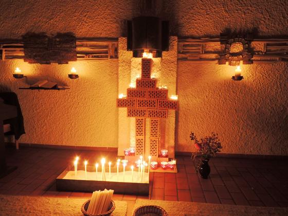 Ein Kreuz und viele Kerzen bilden den Mittelpunkt der Kapelle während der Vesper. Foto: VA