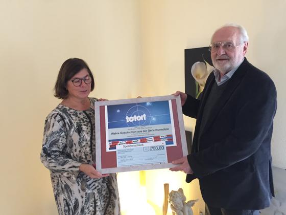 Angela Imhoff übergibt Hans Rombeck einen Spendencheck in Höhe von 750 Euro für die Grafinger Tafel. Foto: Tafel