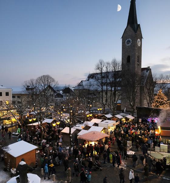 In Holzkirchen findet traditioneller Weise am dritten Adventswochenende der Christkindlmarkt statt. Foto: Manfred Lehner