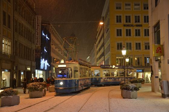 Mit einer weihnachtlich dekorierten Tram aus dem Jahr 1957 geht's durch die Altstadt. Foto: MVG