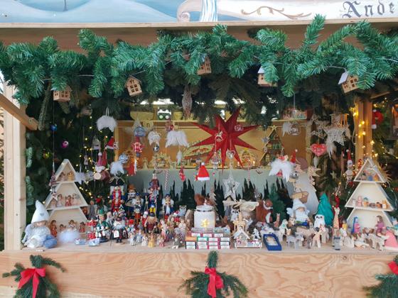 Liebevoll dekorierte Stände wie der von Modellbau Vordermaier machen den Charmes des Ottobrunner Christkindlmarktes aus. Foto: VA