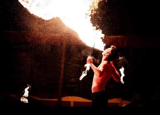 Einen atemberaubenden Feuerspucker kann man in der Unterhachinger Circuswelt erleben. Foto: meinecircuswelt