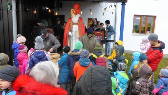 Beim Plieninger Weihnachtsmarkt wird auch der Nikolaus wieder vorbeischauen. Foto: Georg Rittler