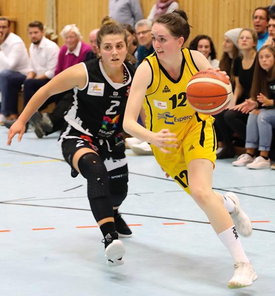 Jella Molz (rechts) zieht für den Basketball-Zweitligisten TS Jahn München zum Korb. Foto: Wolfgang Eberle